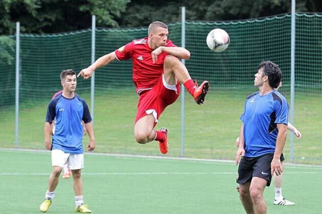 FC Bergheim 2000 Lukas Podolski (ganz in rot) kickte nach der Mannschaftsvorstellung von Bergheim 2000 mit seinen Freunden auf einem kleinen Nebenplatz im Lukas Podolski Sportpark Sport