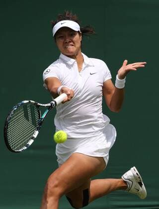 (130625) -- LONDON, June 25, 2013 (Xinhua) -- Li Na of China returns the ball during the first round of ladies singles of the Wimbledon Lawn Tennis Championships at the All England Lawn Tennis and Croquet Club in London, Britain on June 25, 2013. 