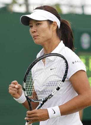 (130625) -- LONDON, June 25, 2013 (Xinhua) -- Li Na of China reacts during the first round of ladies singles of the Wimbledon Lawn Tennis Championships at the All England Lawn Tennis and Croquet Club in London, Britain on June 25, 2013. 