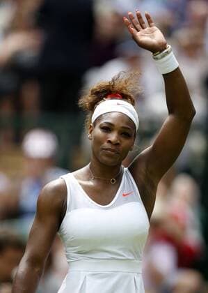 (130625) -- LONDON, June 25, 2013 (Xinhua) -- Serena Williams of the United States greets the spectators after the ladies singles first round match on day 2 of the Wimbledon Lawn Tennis Championships at the All England Lawn Tennis and Croquet Club in London, Britain on June 25, 2013. 