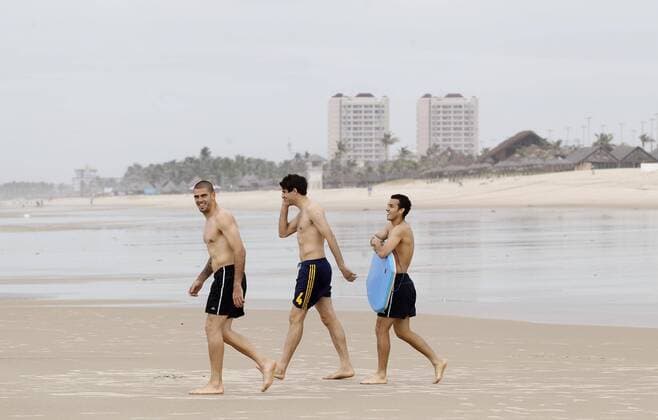 Spain s football players at the Futuro beach in Fortaleza. In this picture Victor Valdes, Javi Martinez and Pedro. xPABLOGARCIAx 