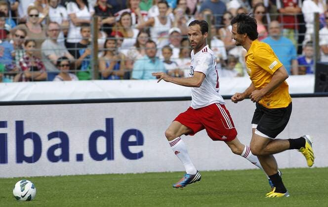 Sven Hannawald (links) gegen Mats Hummels; Fußball-Benefizspiel, team up for kids, Manuel Neuer & Friends gegen Dirk Nowitzki Allstars, 23. Juni 2013, flyeralarm Arena Würzburg