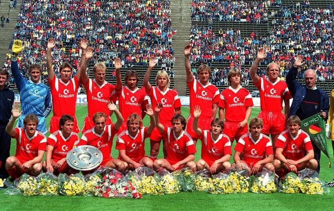 Fußball, FC Bayern München, Deutscher Meister 1987 Der FC Bayern München ist deutscher Meister 1987, hi.v.li.: Co Trainer Werner Olk, Jean Marie Pfaff, Klaus Augenthaler, Hans Pflügler, Helmut Winklhofer, Norbert Nachtweih, Holger Willmer, Lars Lunde, Dieter Hoeneß, Trainer Udo Lattek; vorn: Roland Wohlfarth, Lothar Matthäus, Michael Rummenigge, Andreas Brehme, Norbert Eder, Ludwig Kögl, Hans Dieter Flick, Bobby Dekeyser