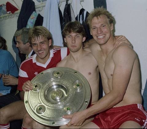 Fußball, FC Bayern München, Deutscher Meister 1987 Der FC Bayern München ist deutscher Meister 1987 - Fritz Scherer , Hans Dieter Flick , Ludwig Kögl , Hans Pflügler und die Meisterschale