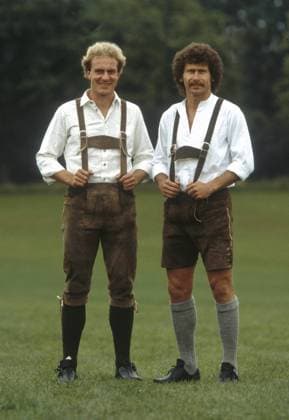 Karl Heinz Rummenigge (li.) und Paul Breitner (FC Bayern München) in bayrischer Landestracht