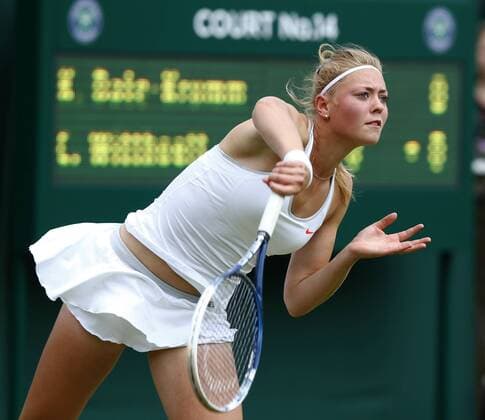 Wimbledon Championships 2013, AELTC,London, ITF Grand Slam Tennis Tournament,Carina Witthoeft(GER),Aktion,Aufschlag,Einzelbild,Ganzkoerper,Hochformat,