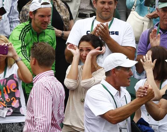 Wimbledon Championships 2013, AELTC,London, ITF Grand Slam Tennis Tournament, Dustin Brown (GER) Clan in der Spielerloge jubelt nach seinem Sieg,Freundin Sarah (dunkelhaarig) wischt Tränen aus den Augen, Emotion,Querformat,