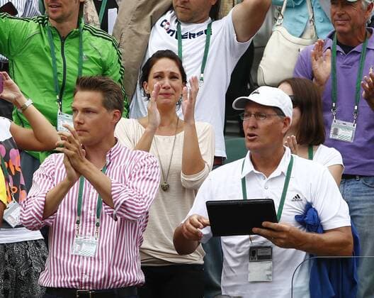 Wimbledon Championships 2013, AELTC,London, ITF Grand Slam Tennis Tournament, Dustin Brown (GER) Clan in der Spielerloge jubelt nach seinem Sieg,Freundin Sarah (dunkelhaarig) applaudiert mit Tränen in den Augen Emotion,Querformat,