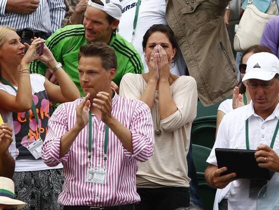 Wimbledon Championships 2013, AELTC,London, ITF Grand Slam Tennis Tournament, Dustin Brown (GER) Clan in der Spielerloge jubelt nach seinem Sieg,Freundin Sarah (dunkelhaarig) schlägt die Hände vors Gesicht und weint, Emotion,Querformat,
