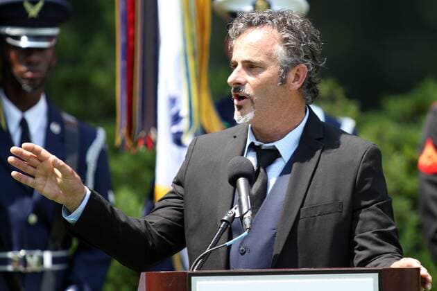 June 26, 2013 - Bethesda, Maryland, United States - June 26, 2013: David Feherty speaks with the wounded warriors at the first tee during the AT&T National PRO-AM at Congressional Country Club, in Bethesda, Maryland. Daniel Kucin Jr. CSM PGA Golf Herren 2013: 2013 AT&T National PRO-AM JUN 26 - ZUMAc04