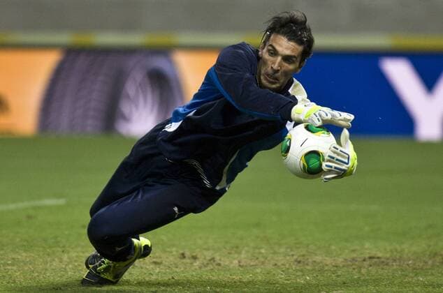 (130627) -- FORTALEZA, June 26, 2013 (Xinhua) -- Italy s goalkeeper Gianluigi Buffon participates in a training session at Castelao Stadium, in Fortaleza, Brazil, on June 26, 2013. Italy will face Spain on Thursday, in the semifinals of the FIFA Confederations Cup Brazil 2013. (Xinhua Guillermo Arias) (itm) (SP)BRAZIL-FORTALEZA-CONFEDERATIONS-ITALY-TRAINING 