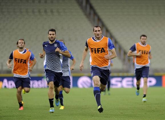 (130627) -- FORTALEZA, June 26, 2013 (Xinhua) -- Italy s Giorgio Chiellini (R) and Antonio Candreva (L) participate in a training session at Castelao Stadium, in Fortaleza, Brazil, on June 26, 2013. Italy will face Spain on Thursday, in a semifinal of the FIFA Confederations Cup Brazil 2013. (Xinhua Weng Xinyang) (itm) (SP)BRAZIL-FORTALEZA-CONFEDERATIONS-ITALY-TRAINING 