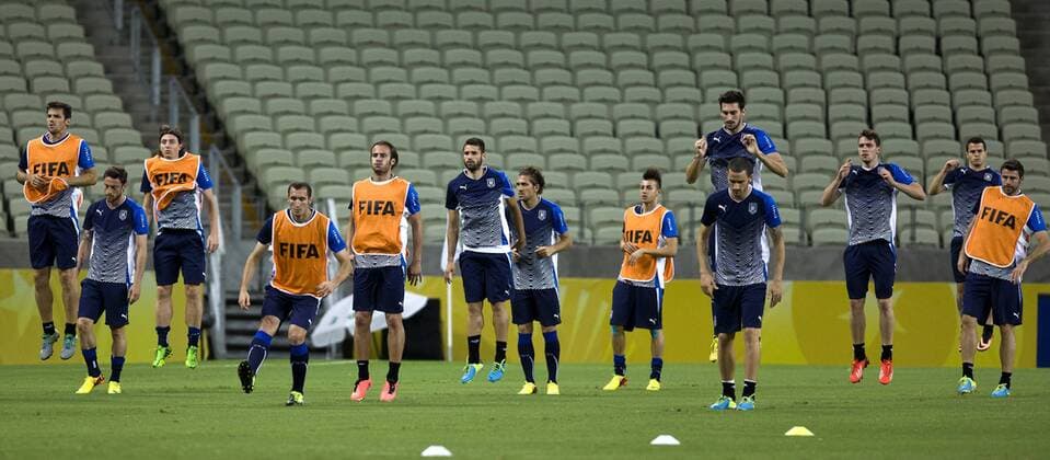 (130627) -- FORTALEZA, June 26, 2013 (Xinhua) -- Italy s players participate in a training session at Castelao Stadium, in Fortaleza, Brazil, on June 26, 2013. Italy will face Spain on Thursday, in a semifinal of the FIFA Confederations Cup Brazil 2013. (Xinhua Guillermo Arias) (itm) (SP)BRAZIL-FORTALEZA-CONFEDERATIONS-ITALY-TRAINING 