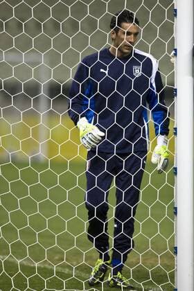 (130627) -- FORTALEZA, June 26, 2013 (Xinhua) -- Italy s goalkeeper Gianluigi Buffon participates in a training session at Castelao Stadium, in Fortaleza, Brazil, on June 26, 2013. Italy will face Spain on Thursday, in a semifinal of the FIFA Confederations Cup Brazil 2013. (Xinhua Guillermo Arias) (itm) (SP)BRAZIL-FORTALEZA-CONFEDERATIONS-ITALY-TRAINING 