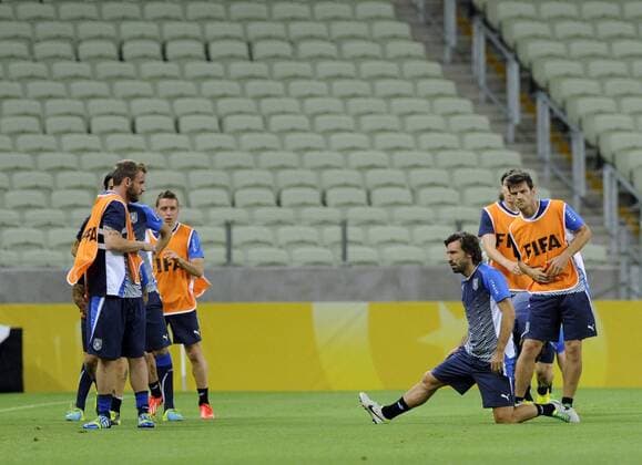 (130627) -- FORTALEZA, June 26, 2013 (Xinhua) -- Italy s Andrea Pirlo (2nd R) and Christian Maggio (R) participate in a training session at Castelao Stadium, in Fortaleza, Brazil, on June 26, 2013. Italy will face Spain on Thursday, in a semifinal of the FIFA Confederations Cup Brazil 2013. (Xinhua Weng Xinyang) (itm) (SP)BRAZIL-FORTALEZA-CONFEDERATIONS-ITALY-TRAINING 