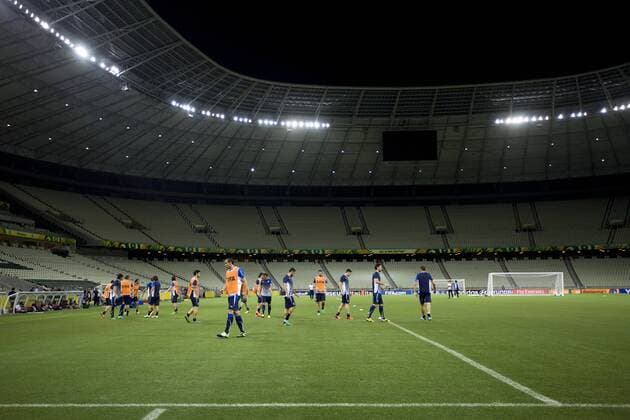 (130627) -- FORTALEZA, June 26, 2013 (Xinhua) -- Italy s players participate in a training session at Castelao Stadium, in Fortaleza, Brazil, on June 26, 2013. Italy will face Spain on Thursday, in a semifinal of the FIFA Confederations Cup Brazil 2013. (Xinhua Guillermo Arias) (itm) (SP)BRAZIL-FORTALEZA-CONFEDERATIONS-ITALY-TRAINING 