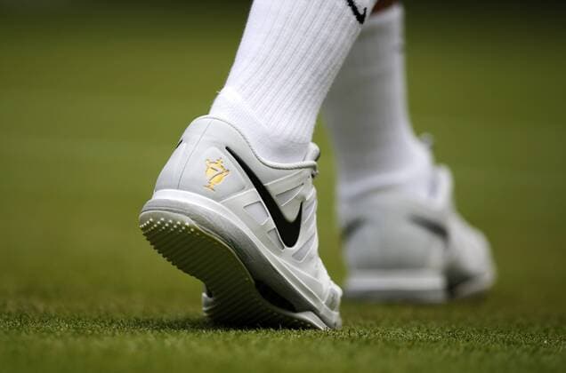 (130627) -- LONDON, June 26, 2013 (Xinhua) -- Roger Federer of Switzerland competes on day 3 of the Wimbledon Lawn Tennis Championships at the All England Lawn Tennis and Croquet Club in London, Britain, on June 26, 2013. Roger Federer lost 1-3. (Xinhua Wang Lili) (SP)BRITAIN-LONDON-TENNIS-WIMBLEDON-DAY 3 