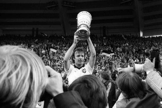 Karl Heinz -Charly- Körbel präsentiert die Trophäe, Eintracht Frankfurt ist DFB Pokalsieger 1980 1981