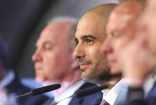 Pep GUARDIOLA (FCB) Vorstellung und Pressekonferenz des neuen Trainer FC BAYERN MUENCHEN zwischen Praesident und Aufsichtsratsvorsitzender Uli HOENESS (FCB), Karl-Heinz RUMMENIGGE (Vorstandsvorsitzender FCB AG), Matthias SAMMER, FCB Sportdirektor, Trainer, Einzelbild, Geste, Gestik, Mimik Fussball 1. Bundesliga , Muenchen, am 24.06.2013 xx.Spieltag, Spieltagxx, Saison 2012 2013, Saison1314, Liga01, 1.Liga, 1.Bundesliga, FCB,