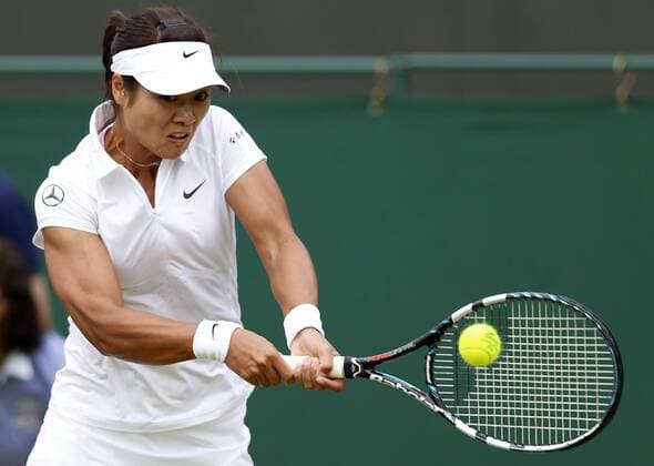 (130627) -- LONDON, June 27, 2013 (Xinhua) -- Li Na of China competes during the second round of ladies singles on day 4 of the Wimbledon Lawn Tennis Championships at the All England Lawn Tennis and Croquet Club in London, Britain on June 27, 2013. (Xinhua Wang Lili) (SP)BRITAIN-LONDON-TENNIS-WIMBLEDON-DAY 4 