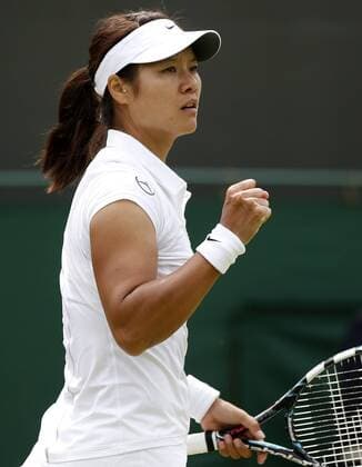 (130627) -- LONDON, June 27, 2013 (Xinhua) -- Li Na of China celebrates during the second round of ladies singles on day 4 of the Wimbledon Lawn Tennis Championships at the All England Lawn Tennis and Croquet Club in London, Britain on June 27, 2013. (Xinhua Wang Lili) (SP) BRITAIN-LONDON-TENNIS-WIMBLEDON-DAY 4 