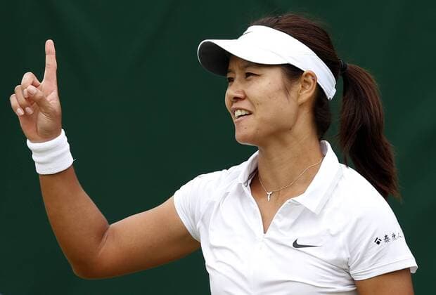 (130627) -- LONDON, June 27, 2013 (Xinhua) -- Li Na of China reacts during the second round of ladies singles on day 4 of the Wimbledon Lawn Tennis Championships at the All England Lawn Tennis and Croquet Club in London, Britain on June 27, 2013. (Xinhua Wang Lili) (SP)BRITAIN-LONDON-TENNIS-WIMBLEDON-DAY 4 