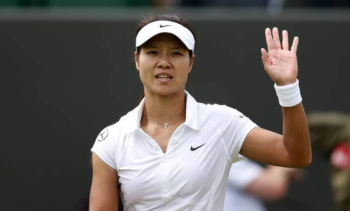 (130627) -- LONDON, June 27, 2013 (Xinhua) -- Li Na of China greets the spectators after the second round of ladies singles on day 4 of the Wimbledon Lawn Tennis Championships at the All England Lawn Tennis and Croquet Club in London, Britain on June 27, 2013. (Xinhua Wang Lili) (SP) BRITAIN-LONDON-TENNIS-WIMBLEDON-DAY 4 