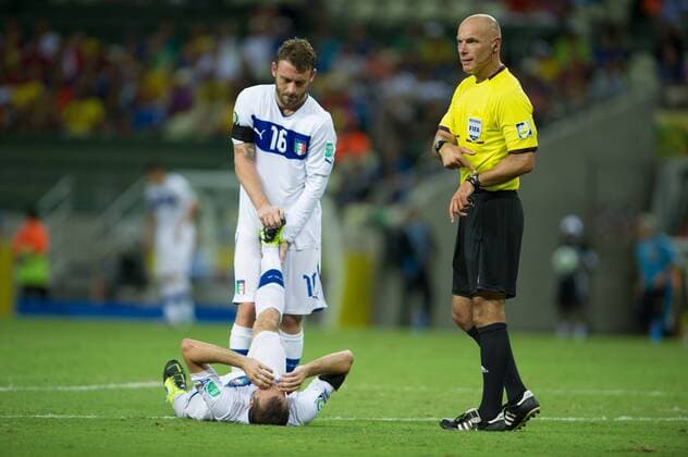 FORTALEZA, CE - 27 06 2013: Spanien vs Italien: - Daniele De Rossi hilft Giorgio Chiellini neben Referee Howard Webb Arena Castelao. ( x(725)xMarceloxMachadoxdexMelox x  (17359)