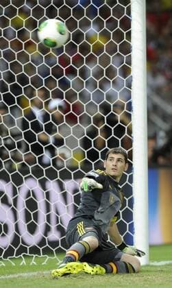 (130628) -- FORTALEZA, June 28, 2013 (Xinhua) -- Spain s goalkeeper Iker Casillas tries to save a penalty during the FIFA s Confederations Cup Brazil 2013 semifinal match against Italy held at Castelao Stadium in Fortaleza, Brazil, on June 27, 2013. Spain won 7-6 in a penalty shoot-out. (Xinhua Weng Xinyang) (itm) (SP)BRAZIL-FORTALEZA-CONFEDERATIONS-SPAIN VS ITALY 