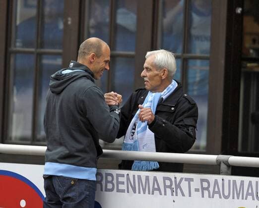 27.06.2013, Fussball 2.Bundesliga 2013 2014, Testspiel in Kufstein, 1860 München gegen FC Zürich, v.l. Trainer Alexander Schmidt (1860 München) begrüßt Dieter Schneider (1860) .