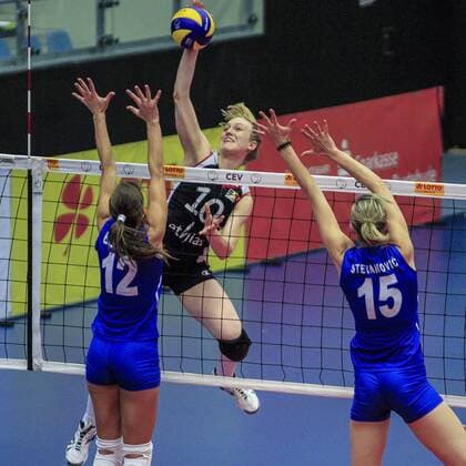 Deutschland, Hamburg, CU Arena, Volleyball , Frauen Nationalmannschaft , European League, Belgien (B) - Serbien (SRB), Sanja Bursac, Jovana Stevanovic(SRB), Lise van Hecke(B)
