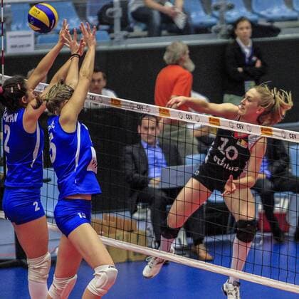 Deutschland, Hamburg, CU Arena, Volleyball , Frauen Nationalmannschaft , European League, Belgien (B) - Serbien (SRB), Ljubica Kecman, Jovana Stevanovic(SRB), Lise van Hecke(B)