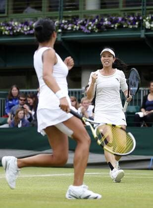 Zheng Jie(R) of China and Vania King of the United States celebrate during the second round of women s doubles on day 5 of the Wimbledon Lawn Tennis Championships at the All England Lawn Tennis and Croquet Club in London, Britain, on June 28, 2013. (Xinhua Wang Lili) BRITAIN-LONDON-TENNIS-WIMBLEDON-DAY 5 