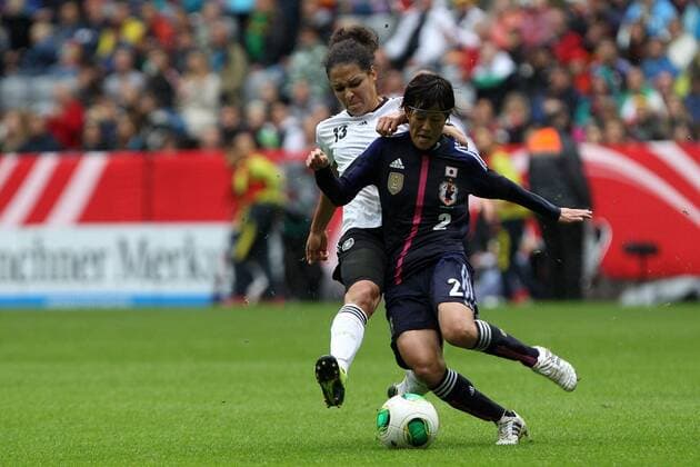 29.06.2013, xfsx, Fussball Testspiel, Deutschland - Japan, v.l. Celia Okoyino da Mbabi (Deutschland) im Zweikampf, Duell, duel, tackle mit Saori Ariyoshi (Japan)