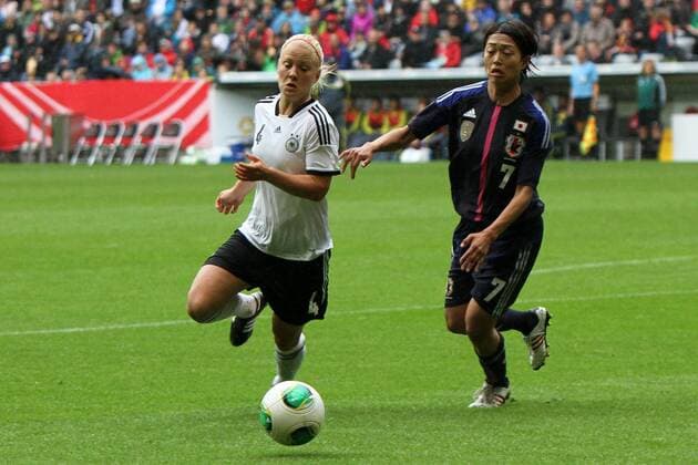 29.06.2013, xfsx, Fussball Testspiel, Deutschland - Japan, v.l. Leonie Maier (Deutschland) im Zweikampf, Duell, duel, tackle mit Kozue Ando (Japan)