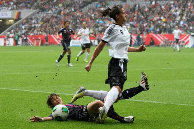29.06.2013, xfsx, Fussball Testspiel, Deutschland - Japan, v.l. Asuna Tanaka (Japan) im Zweikampf, Duell, duel, tackle mit Lena Lotzen (Deutschland)