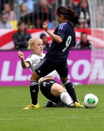 München Fußball Frauen Deutschland vs. Japan, v.l Leonie Maier (GER), Nahomi Kawasumi (Japan)