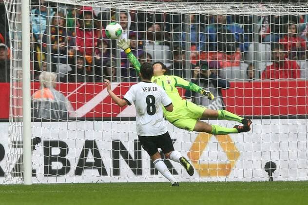 Fußball Frauen-Länderspiel: Deutschland - Japan am Samstag (29.06.2013) in der Allianz Arena in München Tor zum 1:0 - Miho Fukumoto ( Japan ) - ohne Chance