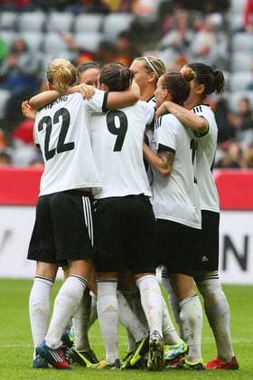 Jubel nach dem 2:1 für Deutschland durch Celia OKOYINO da MBABI (Deutschland) hoch , hochformat, vertikal, aktion, Testspiel DFB Frauen Deutschland vs.Japan, 29.06.2013, München, Allianz Arena