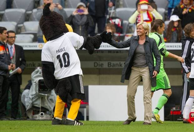 Maskottchen PAULE gratuliert Silvia NEID, DFB-Nationaltrainerin, zum Sieg. Frauenfussball, Länderspiel in Freundschaft, Deutschland - Japan, GER - JPN, am 29.06.2013 in München (München) A L L I N A N Z A R E N A Deutschland. Â