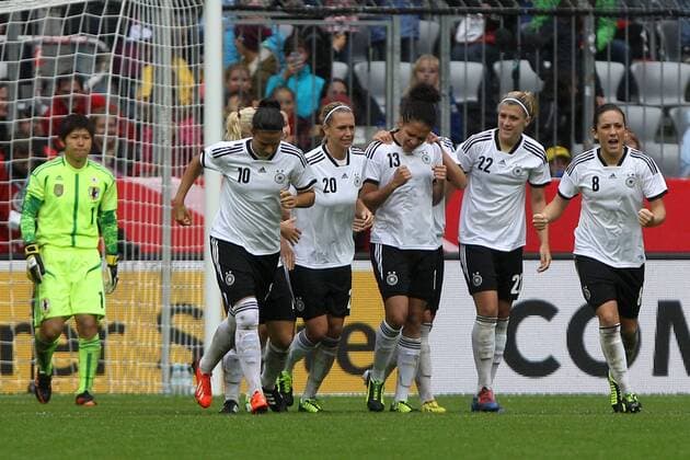 29.06.2013, xfsx, Fussball Testspiel, Deutschland - Japan, v.l. Miho Fukumoto (Japan), Jubel nach dem Tor zum 2:1, Dzsenifer Marozsan (Deutschland), Lena Goeßling (Deutschland), Torschützin Celia Okoyino da Mbabi (Deutschland), Luisa Wensing (Deutschland), Nadine Keßler (Deutschland)