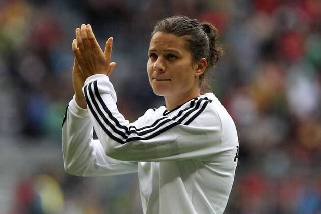 29.06.2013, xfsx, Fussball Testspiel, Deutschland - Japan, v.l. Dzsenifer Marozsan (Deutschland) bedankt sich bei den Fans, bedanken, Dank