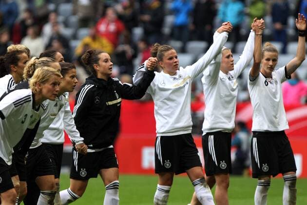 29.06.2013, xfsx, Fussball Testspiel, Deutschland - Japan, v.l. Deutsche Mannschaft bedankt sich bei den Fans