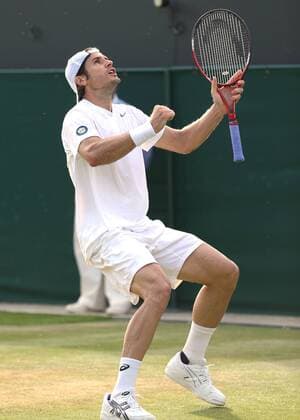 Wimbledon Championships 2013, AELTC,London, ITF Grand Slam Tennis Tournament, Tommy Haas (GER) jubelt nach seinem Sieg,Jubel,Emotion,Einzelbild Ganzkoerper,Hochformat,