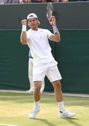 Wimbledon Championships 2013, AELTC,London, ITF Grand Slam Tennis Tournament, Tommy Haas (GER) jubelt nach seinem Sieg,Jubel,Emotion,Einzelbild Ganzkoerper,Hochformat,