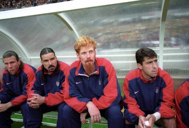 Ersatzbank USA; v.li.: Jeff Agoos, Marcelo Balboa, Alexi Lalas, Tab Ramos