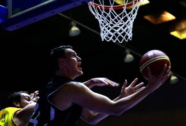 (130630) -- LANZHOU, June 30, 2013 (Xinhua) -- Johannes Voigtmann (R) of Germany goes to bakset during a match against Australia at the Stankovic Continental Cup 2013 in Lanzhou, northwest China s Gansu Province, June 30, 2013. Germany lost the match 64-79. (Xinhua Zhang Meng) (SP)CHINA-LANZHOU-BASKETBALL-STANKOVIC CONTINENTAL CUP (CN) 