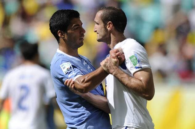 (130630) -- BAHIA, June 30, 2013 (Xinhua) -- Uruguay s Luis Suarez (L) face Giorgio Chiellini (R) of Italy, during the FIFA s Confederations Cup Brazil 2013 match for third and fourth place, held at Arena Fonte Nova Stadium, in Salvador de Bahia, Bahia state, Brazil, on June 30, 2013. (Xinhua Weng Xinyang) (itm) BRAZIL-BAHIA-CONFEDERATIONS-URUGUAY VS ITALY 