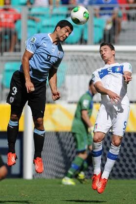 Uruguay s Luis Suarez (L) vies for the ball with Mattia de Sciglio of Italy during the FIFA s Confederations Cup Brazil 2013 match for the third place in Salvador, Brazil, on June 30, 2013. Italy won 5-4. (Xinhua Nicolas Celaya) (itm) (SP)BRAZIL-SALVADOR-CONFEDERATIONS-URUGUAY VS ITALY 