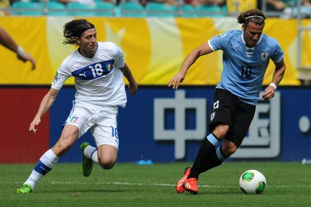 Uruguay s Diego Forlan (R) vies for the ball with Riccardo Montolivo of Italy during the FIFA s Confederations Cup Brazil 2013 match for the third place in Salvador, Brazil, on June 30, 2013. Italy won 5-4. (Xinhua Nicolas Celaya) (itm) (SP)BRAZIL-SALVADOR-CONFEDERATIONS-URUGUAY VS ITALY 